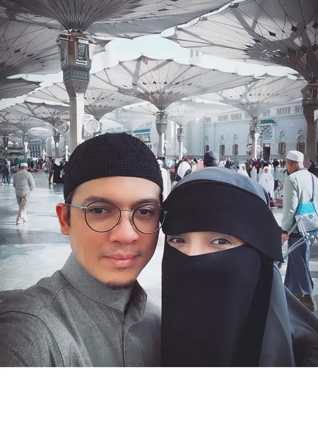 Curi Perhatian, Ini 5 Penampilan Zaskia Sungkar Gunakan Cadar saat Umroh