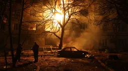 Serangan terbaru ini melukai sedikitnya 18 orang. Tampak dalam foto, sebuah bangunan tempat tinggal terbakar setelah serangan Rusia di Zaporizhzhia, Ukraina, Rabu 26 November 2025. (AP Photo/Kateryna Klochko)