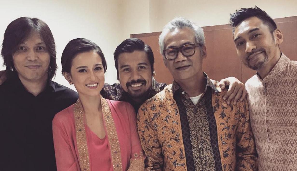 Restu Sinaga (kanan) bersama sejumlah selebriti saat menghadiri Umar Ismail Awards 2016. (Instagram/ restusinaga)