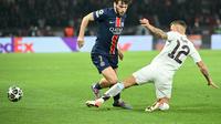 Gelandang PSG, Khvicha Kvaratskhelia, gagal melewati adangan bek Aston Villa, Lucas Digne, pada leg pertama perempat final Liga Champions 2024/2025 di Parc des Princes, Kamis (10/4/2025) dini hari WIB. (Bertrand GUAY / AFP)