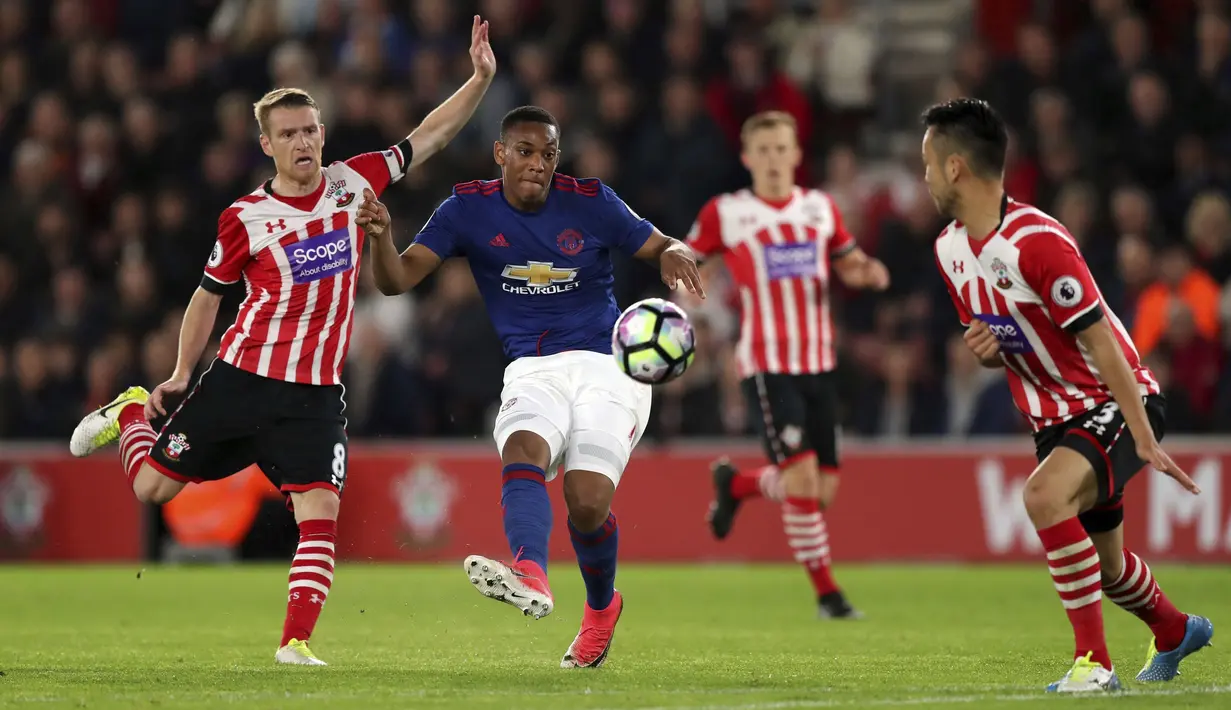 Anthony Martial (tengah) melepaskan tembakan melewati adangan pemain Southampton pada lanjutan Premier League di St Mary's, Southampton, (17/5/2017). MU bermain imbang 0-0 melawan Soton. (Andrew Matthews/PA via AP)