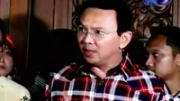 Gubernur Petahana DKI Jakarta Basuki Tjahaja Purnama atau Ahok diperiksa di Mabes Polri. Sementara pelajar 16 tahun dipasung orangtuanya.