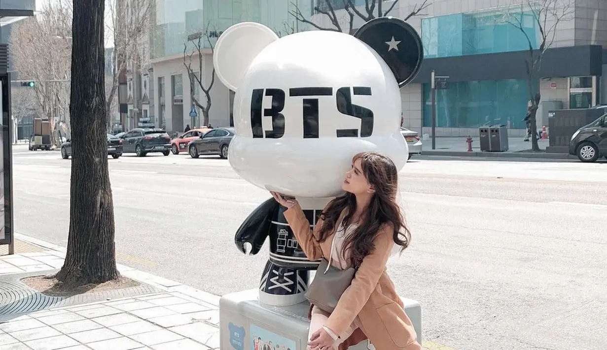 Liburan ke Korea Selatan, Audi Marissa tampil bak cewek bumi dengan cardigan coklat dan celana panjang warna nude. (Instagram/audimarissa).