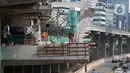 Pekerja melakukan aktivitas pembangunan dan pemasangan penyangga Stasiun LRT di Jalan HR Rasuna Said, Jakarta, Sabtu (30/11/2019). Per 22 November 2019, secara keseluruhan progres pembangunan Kereta Light Rapid Transit (LRT) sudah mencapai 67,56 persen. (Liputan6.com/Helmi Fithriansyah)