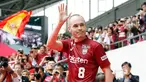 Legenda Barcelona, Andres Iniesta menyapa penggemarnya seusai resmi bergabung dengan Vissel Kobe di NOEVIR Stadium Kobe, Sabtu (26/5). Iniesta muncul di hadapan publik Jepang sejak menandatangani kontrak bersama Vissel Kobe. (Michi Ono/Kyodo News via AP)