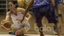 Pebasket Surabaya Fever, Annisa Widyarni, terjatuh saat melawan Merpati Bali pada laga semifinal Sahabat Cup 2017 di GOR Sahabat Semarang, Jawa Tengah, Jumat (21/4/2017). Merpati kalah 55-67 dari Fever. (Bola.com/Vitalis Yogi Trisna)