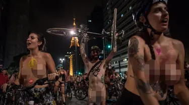 Sejumlah demonstran telanjang sambil mengendarai sepeda saat melakukan aksi di Sao Paulo, Brasil (10/3). Mereka melakukan hal ini sebagai bagian dari gerakan internasional World Naked Bike Ride (WNBR). (AFP/Nelson Almeida)