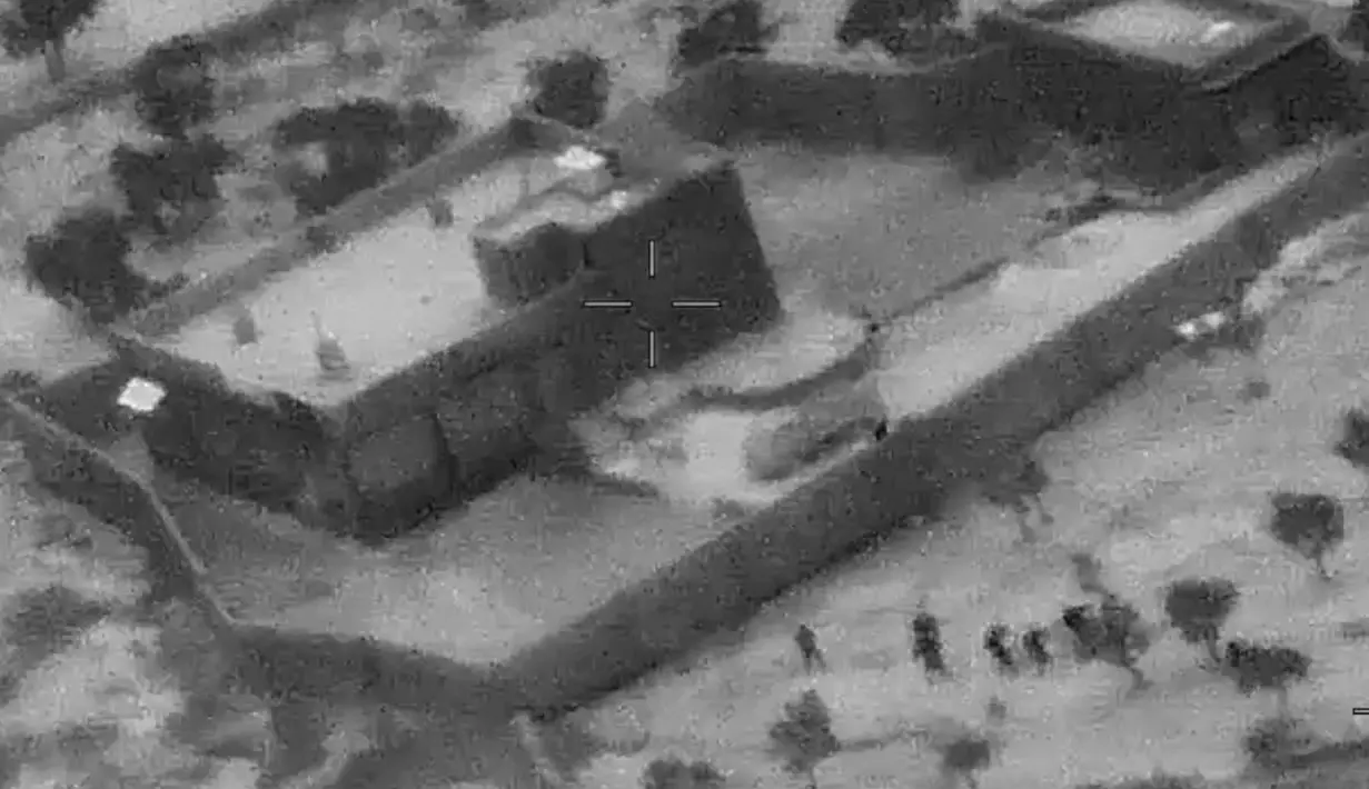 Gambar dari video yang dirilis Departemen Pertahanan AS pada 30 Oktober 2019 menunjukkan pasukan khusus AS mendekati rumah persembunyian pemimpin ISIS Abu Bakr al-Baghdadi. Abu Bakr al-Baghdadi dilaporkan tewas di Idlib, Suriah, dalam serangan pasukan khusus AS. (Department of Defense via AP)