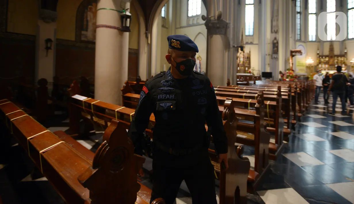 Personel Brimob melakukan pengamanan dalam Gereja Katedral, Jakarta, Jumat (24/12/2021). Sebanyak 100 personel diturunkan untuk mengamankan ibadah Natal 2021 di Gereja Katedral. (merdeka.com/Imam Buhori)