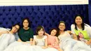 Ussy Sulistawaty dan Andhika Pratama memang sekarang ini sudah memiliki empat orang anak yang semuanya berjenis kelamin perempuan. Tak lama lagi, Ussy dan Andhika akan memiliki anak kelima mereka. (Instagram/ussypratama)