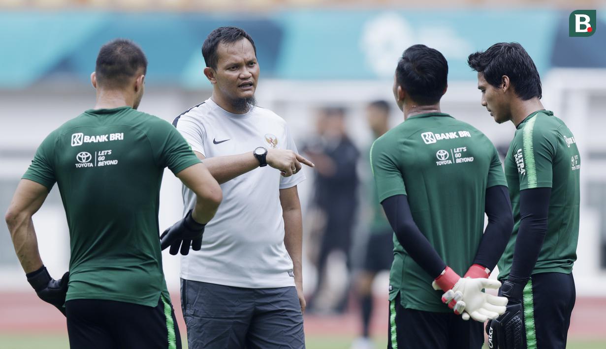 Pelatih Kiper Indonesia, Kurnia Sandi, memberi arahan kepada anak asuhnya saat latihan di Stadion Wibawa Mukti, Jawa Barat, Jumat (02/11/2018). Latihan tersebut dalam rangka persiapan jelang laga Piala AFF 2018.  (Bola.com/M Iqbal Ichsan)