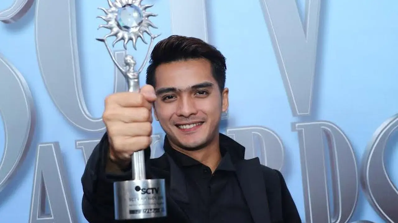 Ricky Harun meraih penghargaan sebagai aktor paling ngetop SCTV Awards 2016 (Foto: Herman Zakharia)