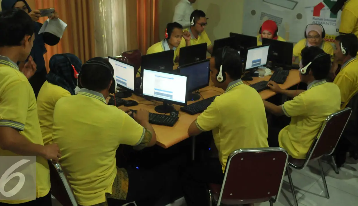 Komunitas Karya Tuna Netra (Kartunet) saat mengikuti sosialisasi pelatihan internet tunanetra di Rumah Internet Atmanto, Pancoran, Jakarta, Senin (30/5). (Liputan6.com/Gempur M Surya)