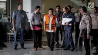 Ketua DPR RI Setya Novanto (rompi oranye) dituntun petugas meninggalkan gedung KPK usai menjalani pemeriksaan di Jakarta, Selasa (21/11). Novanto menjalani pemeriksaan perdana usai ditahan terkait dugaan korupsi proyek E-KTP. (Liputan6.com/Faizal Fanani)