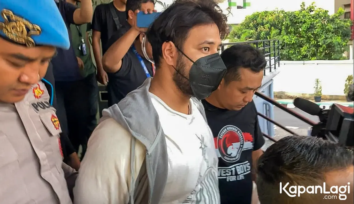 Aktor Ammar Zoni tertangkap akibat narkoba untuk ketiga kalinya. Berikut potret Ammar Zoni menjalani pemeriksaan kesehatan. Berdasarkan hasil pemeriksaan, suami Irish Bella itu dinyatakan positif Metamfetamin dan Amfetamin. [Foto: KapanLagi.com®/Muhammad Akrom Sukarya]