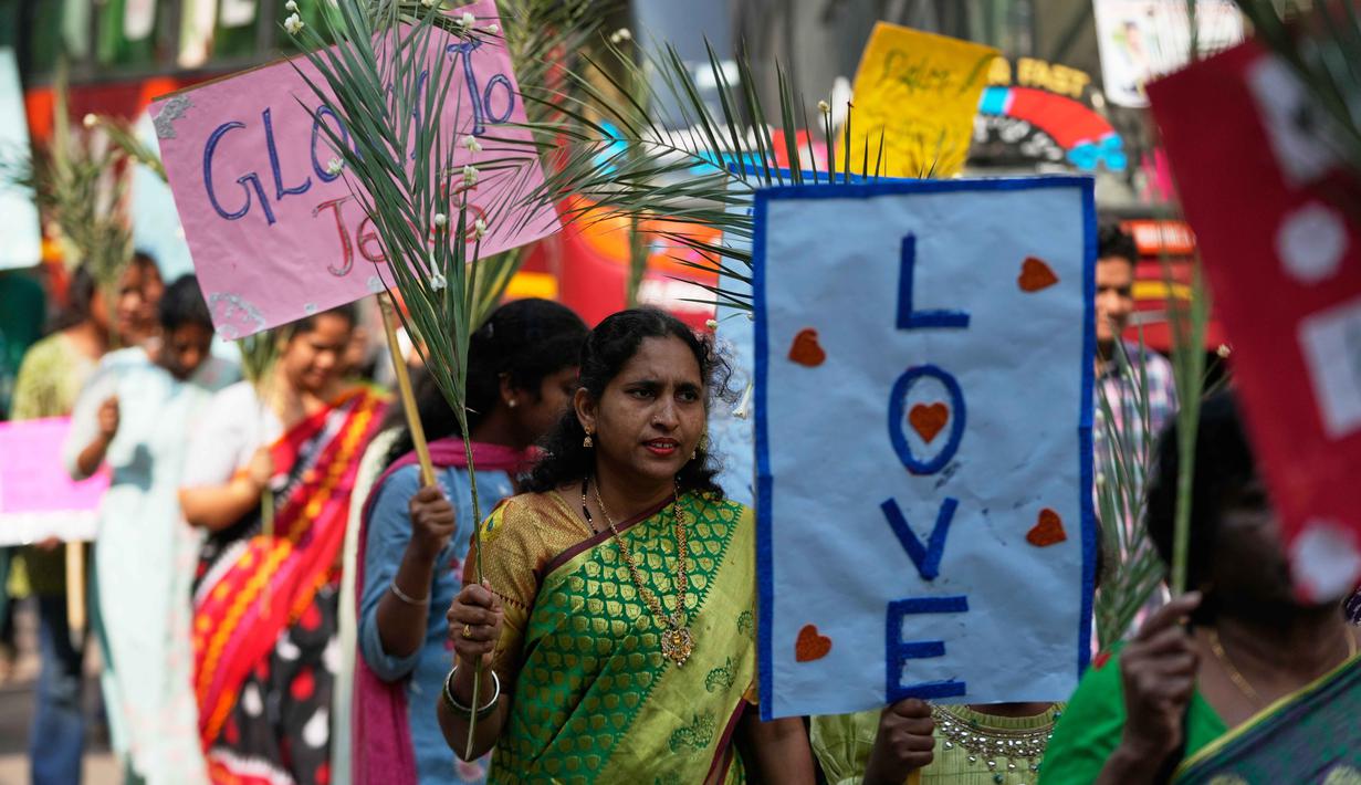 Peringatan Minggu Palma merupakan gerbang menuju rangkaian ibadah intensif Pekan Suci hingga Paskah. Tampak dalam foto, para umat Kristiani memegang daun palem selama prosesi Minggu Palma yang menandai Minggu keenam dan terakhir masa Prapaskah dan awal Pekan Suci di Hyderabad, India, Minggu, 29 Maret 2026. (AP Photo/Mahesh Kumar A.)