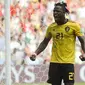 Striker Belgia, Michy Batshuayi, merayakan gol yang dicetaknya ke gawang Tunisia pada laga grup G Piala Dunia di Stadion Spartak, Moskow, Sabtu (23/6/2018). Belgia menang 5-2 atas Tunisia. (AP/Matthias Schrader)