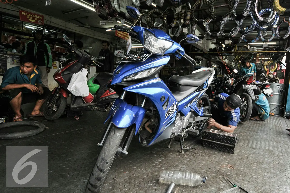 20160630- Bengkel Motor Mulai Diserbu Calon Pemudik-Jakarta-Yoppy Renato
