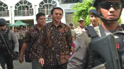 Gubernur DKI Jakarta nonaktif, Basuki Tjahaja Purnama (Ahok) berjalan meninggalkan gedung PN Jakarta Utara, Selasa (20/12). Ahok mendapat pengawalan polisi anti-teror usai menjalani sidang kedua kasus dugaan penistaan. (REUTERS/Adek BERRY/Pool)