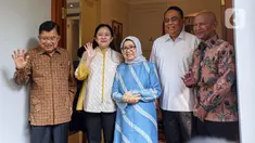 Wakil Presiden ke-10 dan ke-12 Republik Indonesia Jusuf Kalla (kiri) bersama Ketua DPP PDIP Puan Maharani (kedua kiri) melambaikan tangan usai pertemuan tertutup di kediaman Jusuf Kalla di Jalan Brawijaya VI, Jakarta Selatan, Rabu (4/10/2023). Puan mengatakan pertemuan selama dua jam itu adalah pertemuan keluarga dan dalam rangka meminta masukan tentang situasi ekonomi di tahun politik. (Liputan6.com/Faizal Fanani)