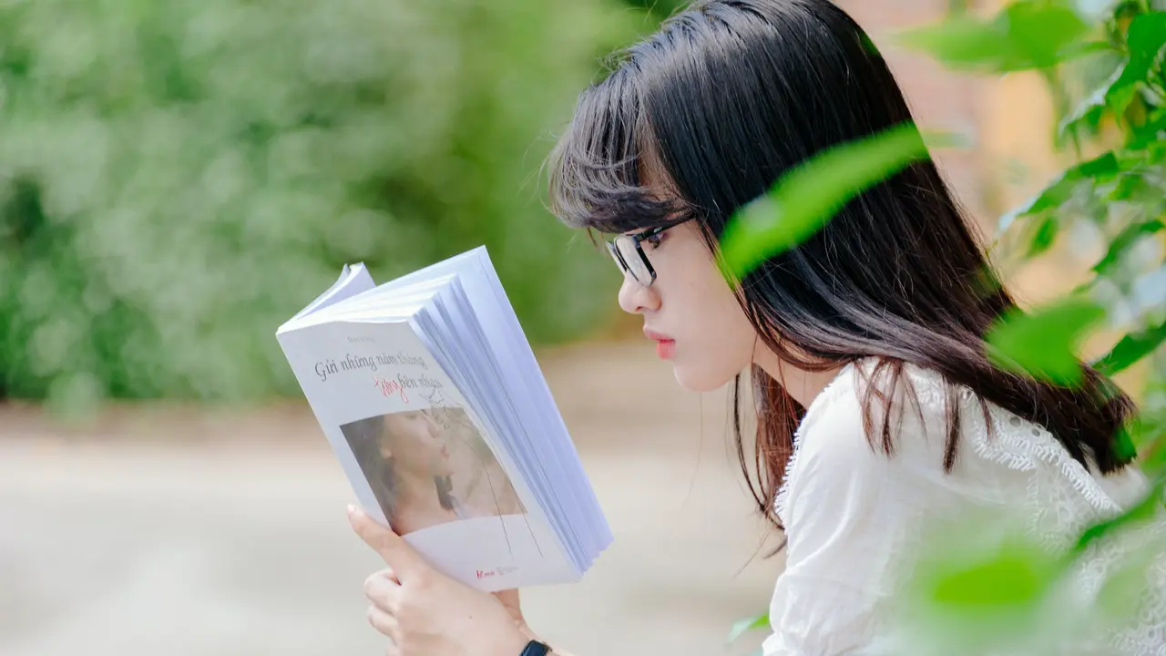 membaca buku