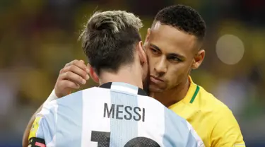 Penyerang Brasil, Neymar berpelukan dengan penyerang Argentina, Lionel Messi sebelum pertandingan Brasil melawan Argentina dalam Kualifikasi Piala Dunia 2018 di stadion Mineirao, Belo Horizonte, Brasil (10/11). (Reuters/Cristiane Mattos)