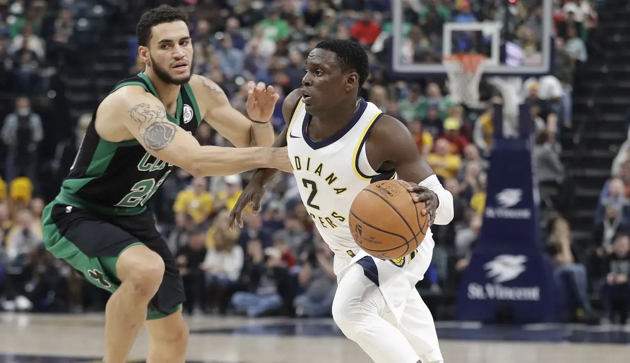Pemain Indiana Pacers, Darren Collison (kanan) berusaha melewati adangan pemain Boston Celtics, Abdel Nader pada lanjutan NBA basketball game di Bankers Life Fieldhouse, Indianapolis, (25/11/2017). Boston Celtics menang 108-98. (AP/Darron Cummings)
