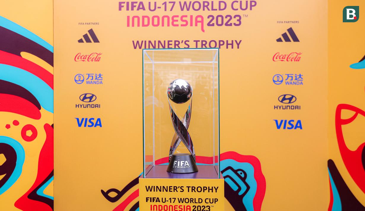 Trofi Piala Dunia U-17 2023 dipamerkan kepada masyarakat yang hadir dalam Hari Bebas Kendaraan Bermotor di kawasan Bundaran HI, Minggu (15/10/2023). (Bola.com/Bagaskara Lazuardi)