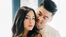 Chef Arnold dan Tiffany kompak mengenakan pakian serba putih saat tengah berfoto. Chef Arnold sangat menyayangi sang istri dengan memeluknya dari belakang. (Liputan6.com/IG/tiffanysoetanto)