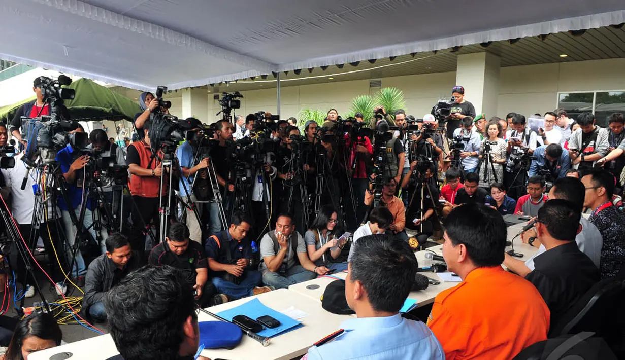 Awak media saat melakukan peliputan di posko Crisis Centre di Terminal II Bandara Juanda, Surabaya, Senin (29/12/2014). (Liputan6.com/Johan Tallo)