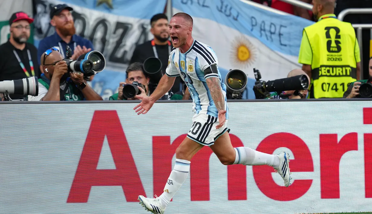 Pemain Argentina Alexis Mac Allister merayakan setelah mencetak gol pembuka timnya selama pertandingan perempat final Piala Dunia antara Argentina dan Swiss di Kansas City, Mo., Sabtu, 11 Juli 2026. (AP Photo/Ed Zurga)