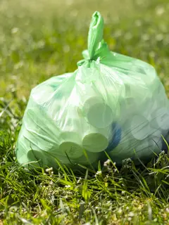 Kantong berbahan plastik ini biasanya berakhir pada tempat pembuangan sampah sehingga menyebabkan polusi lingkungan semakin meningkat. (Foto/dok: Freepik)