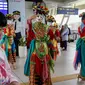 Selain itu, penampilan tarian juga untuk menghibur para penumpang yang akan mengisi hari libur dengan menikmati Kota Jakarta. (Liputan6.com/Angga Yuniar)