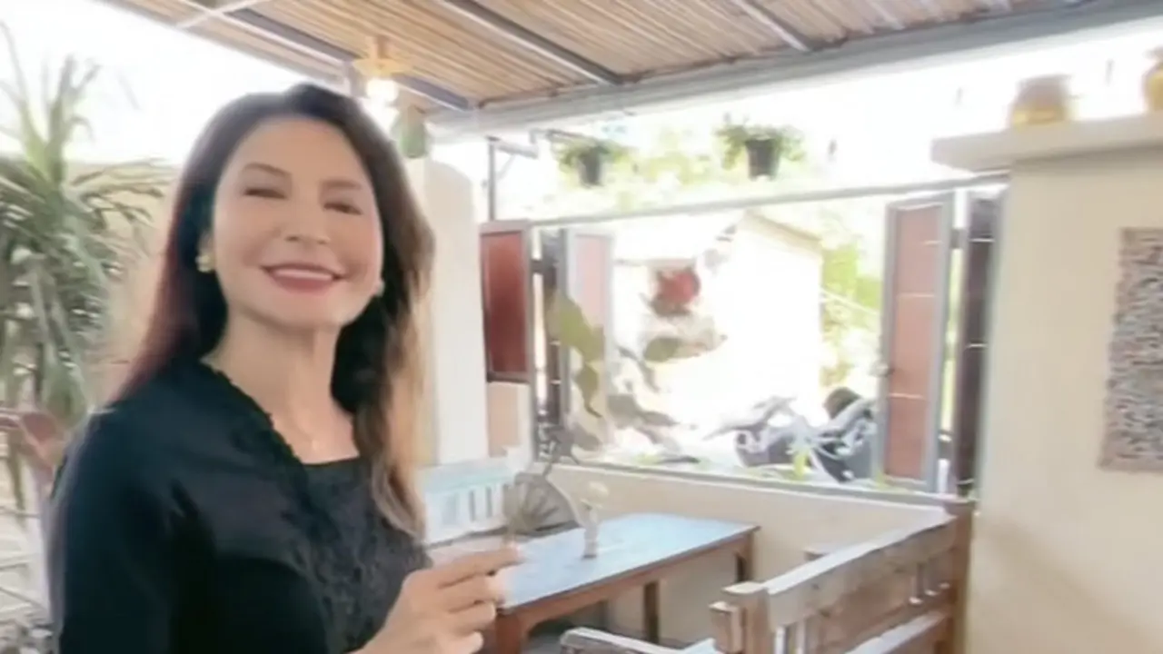 Pesona Tamara Bleszynski Mengenakan Kebaya