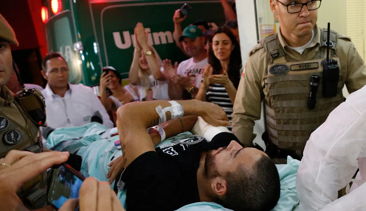 Alan Ruschel, pemain Chapecoense yang selamat dari kecelakaan pesawat Lamia di Kolombia dua pekan lalu, dibawa ke rumah sakit di Chapeco, Brasil, Rabu (13/12). Ruschel merupakan satu dari enam korban selamat kecelakaan tragis itu. (Marcio Cunha/AFP)