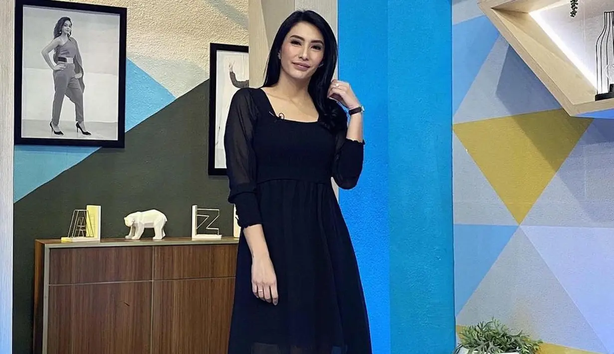 Penampilan wanita 33 tahun ini dengan menggunakan simple dress berwarna hitam juga terlihat begitu memukau. Menggunakan riasan dan tatanan rambut sederhana, penampilan Tyas satu ini terlihat anggun. (Liputan6.com/IG/@tyasmirasih)