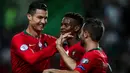 Para pemain Portugal merayakan gol yang dicetak Bernardo Silva ke gawang Luksemburg pada laga Kualifikasi Piala Eropa 2020 di Stadion Jose Alvalade, Lisbon, Sabtu (11/10). Portugal menang 3-0 atas Luksemburg. (AFP/Carlos Costa)