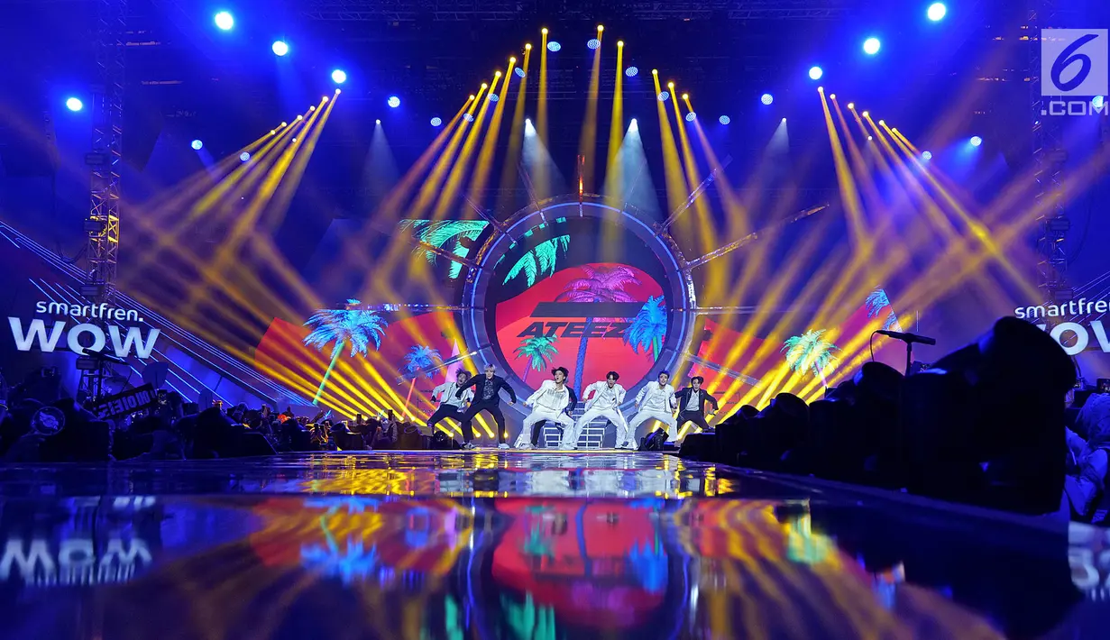 Boy Band asal Korea Ateez menghibur penonton pada Konser "Smartfren Wow" di Istora Senayan, Jakarta, Jumat (20/9/2019). Konser yang bertajuk "Raih Mimpi Bersama Smartfren" itu menampilkan sejumlah artis nasional dan internasional. (Liputan6.com/Herman Zakharia)