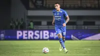 Pemain Persib Bandung, Alberto Rodriguez Martin menggiring bola pada laga lanjutan pekan ke-3 BRI Liga 1 2023/2024 antara Persib Bandung melawan Dewa United FC di Stadion Gelora Bandung Lautan Api (GBLA), Bandung, Jumat (14/07/2023). (Bola.com/Bagaskara Lazuardi)