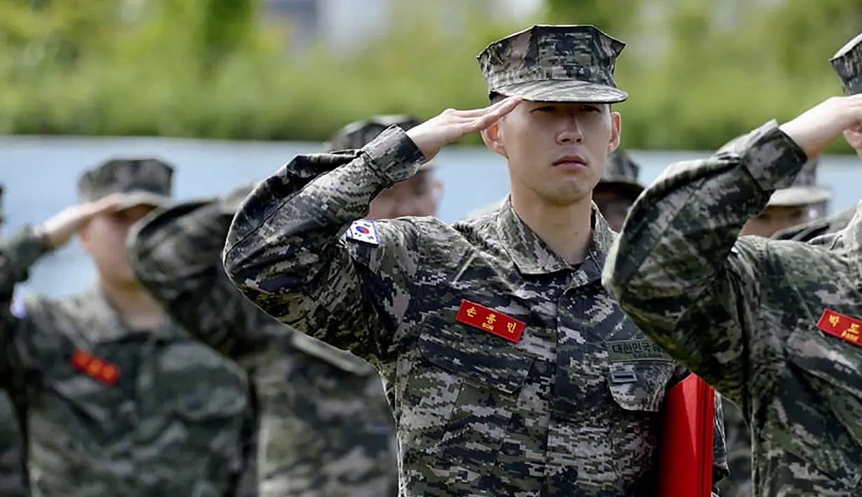 Son Heung-min, sempat mengikuti wajib militer di Korsel dikarenakan wabah virus Covid-19 yang menunda gelaran Premier League. (Foto: AP/South Korea Marine Corps' Facebook)
