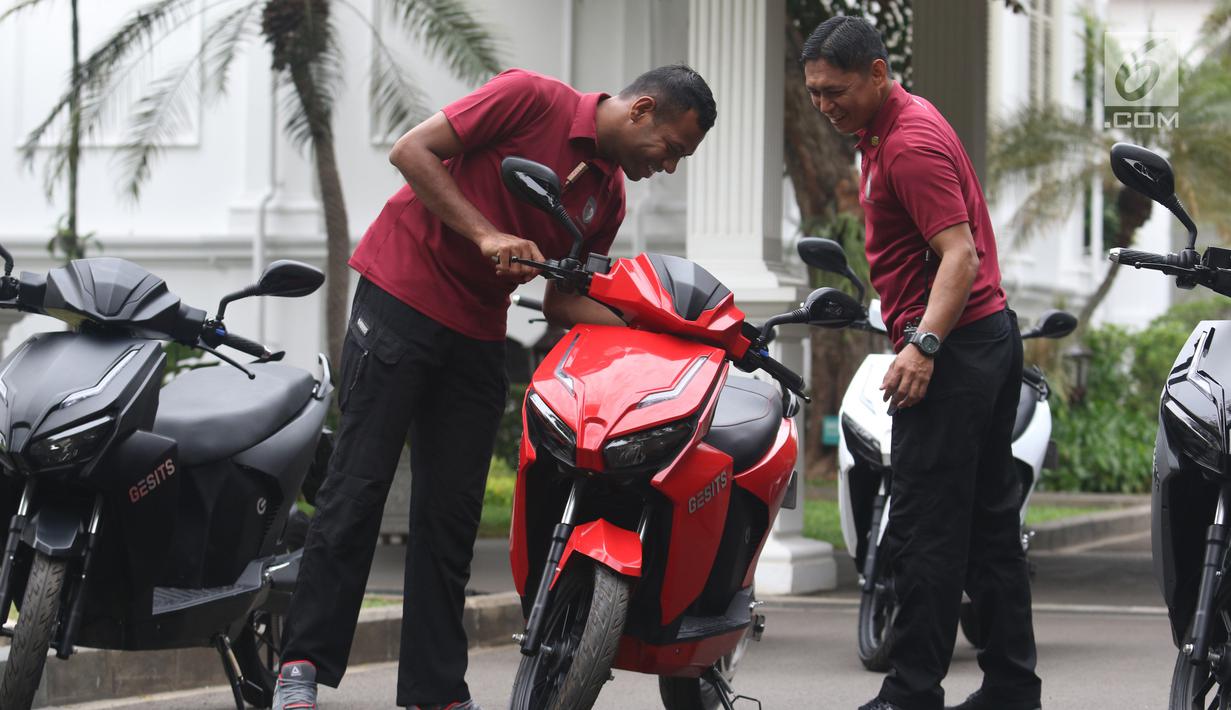 Paspampres mengecek motor Gesits di Halaman Istana Merdeka, Jakarta, Rabu (7/11). Motor Listrik Gesits ini akan hadir dengan mengusung mesin bertenaga listrik dengan daya motor sebesar 5 KW. (Liputan6.com/Angga Yuniar)