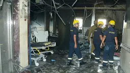 Petugas memeriksa kerusakan pasca kebakaran yang terjadi di RS Umum Jazan, Arab Saudi, Kamis (24/12). 25 orang tewas dan 107 luka-luka akibat kebakaran yang terjadi di ICU dan kamar bersalin di rumah sakit itu. (REUTERS/Saudi Press Agency)