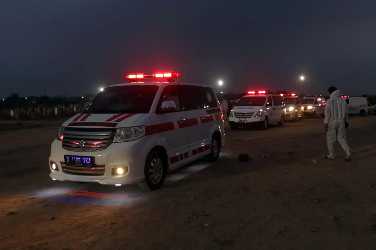 FOTO: Antrean Mobil Jenazah dengan Protokol COVID-19 di TPU Rorotan