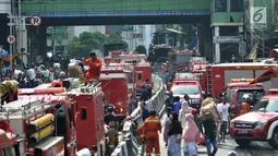 Sejumlah mobil pemadam kebakaran dikerahkan untuk memadamkan api di wilayah Blok C Pasar Tanah Abang, Jakarta, Senin (22/4) pagi. Sebanyak 20 unit mobil pemadam kebakaran dikerahkan untuk memadamkan api pada kebakaran yang terjadi di lantai 3 pasar tersebut. (merdeka.com/ Iqbal S. Nugroho)