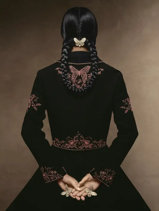 Gaun berwarna merah muda mengingatkan pada apa yang dikenakan Frida Kahlo di salah satu potret dirinya yang ditampilkan. Keindahannya ditingkatkan dengan variasi katun, rami, dan renda sutra yang terpilih, dengan desain kerah yang teliti menyublim jersey dan beludru hitam, seperti jacquard. [Foto: Document/Dior Cruise]