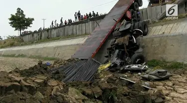 Sebuah truk alami kecelakaan setelah jatuh ke dasar sungai. Sang sopir harus meregang nyawa setelah terkubur muatan besi untuk pembangunan bandara.