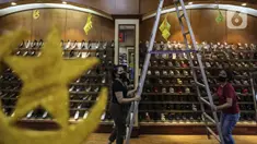 Karyawan memasang ornamen untuk mempercantik toko jelang bulan suci Ramadhan di Pasar Baru, Jakarta, Rabu (9/3/2022). Selain untuk mempercantik toko, pemasangan ornamen juga untuk menarik perhatian pengunjung atau warga yang hendak berbelanja ke toko tersebut. (Liputan6.com/Johan Tallo)
