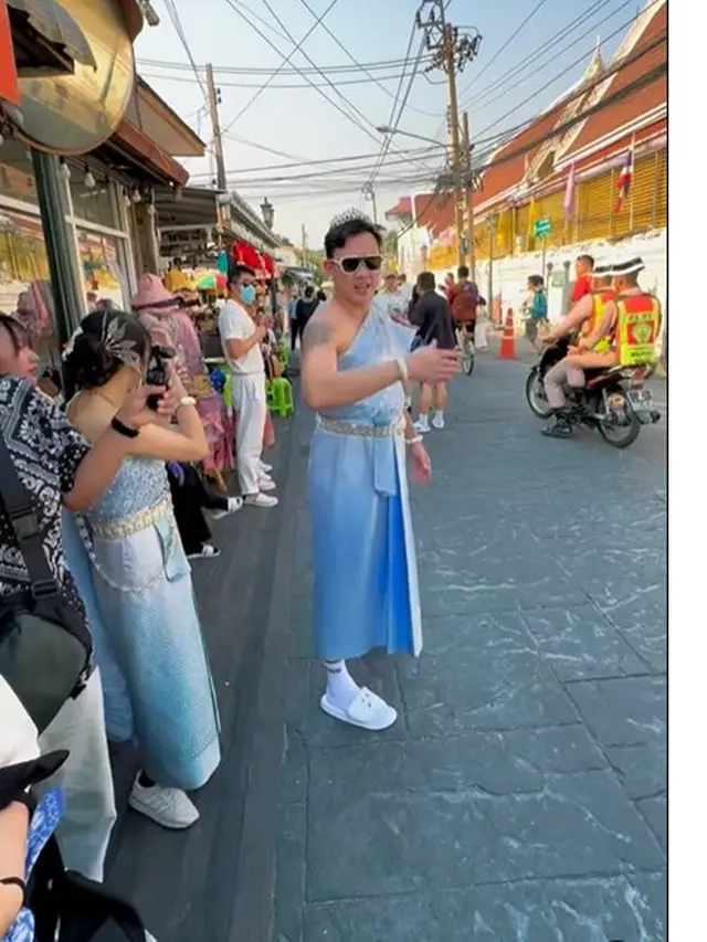 6 Potret Denny Sumargo Pakai Baju Tradisional Wanita Thailand, Jadi Pusat Perhatian