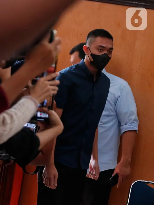 Tak lama setelah sidang dibuka oleh Ketua Majelis Hakim Alimin Ribut Sujono, pengacara Shane memohon agar majelis hakim sidang digelar secara terpisah. (Liputan6.com/Angga Yuniar)