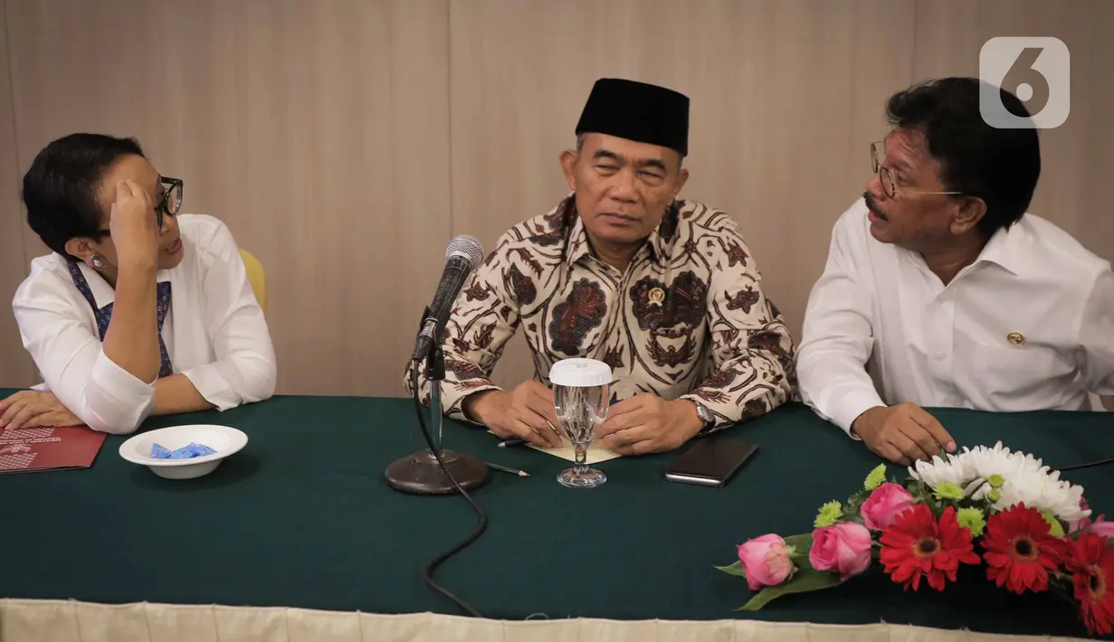 Menlu Retno LP Marsudi berbincang dengan Menko PMK Muhadjir Effendi dan Menkominfo Johnny G Plate pada acara forum pimred di Jakarta, Selasa (3/3/2020). Acara membahas permasalahan aktual yang terjadi di Indonesia salah satunya terkait virus corona COVID-19. (Liputan6.com/Faizal Fanani)